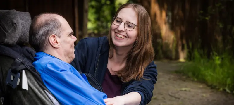 De Loop 6 begeleider Anne en Stan Anne lachend naar Stan kijkend.2 cropt