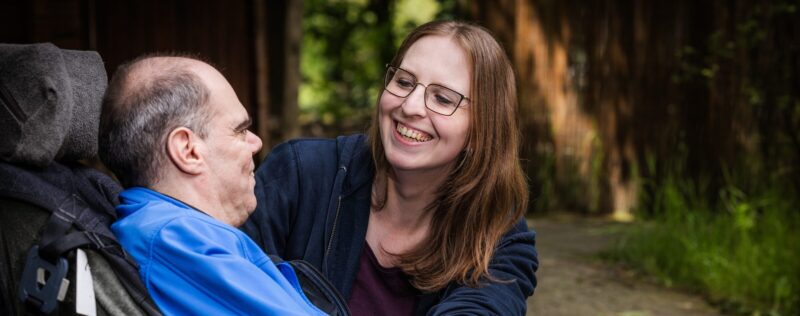 De Loop 6 begeleider Anne en Stan Anne lachend naar Stan kijkend.2